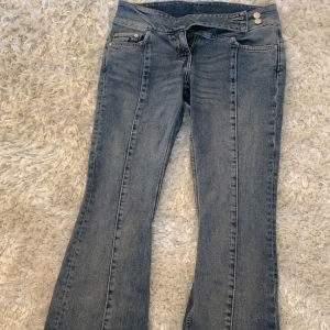 Lågmidjade jeans - Säljer dessa fina low waist jeans från hm pågrund av att dom inte kommer till användning. Byxorna är i bra skick men är lite slitna ner till fötterna, dock inget man tänker på. Skriv privat för mer information.💕