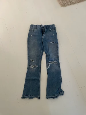 Jeans - Super snygga jeans som är ifrån Bershka och är använda en gång, de är i storlek 36 men är inte stretchiga💕💕