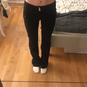 Lågmidjade svarta byxor - Svarta lågmidjade kostymbyxor jättefina men dom har fickor på sidorna därför jag säljer har nästan aldrig andvänts