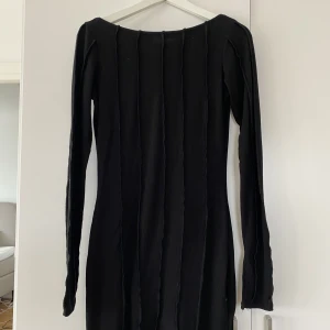 Hanna schönberg klänning - Klänning från Hanna Schönbergs kollektion för NA-KD. Använd 1 gång. Kort klänning med detaljerade sömmar. Slits vid ärmslutet. 