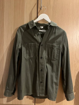 ARKET overshirt  - ARKET overshirt. Anledning: använder inte längre. Storlek: 46 Skick: 8/10