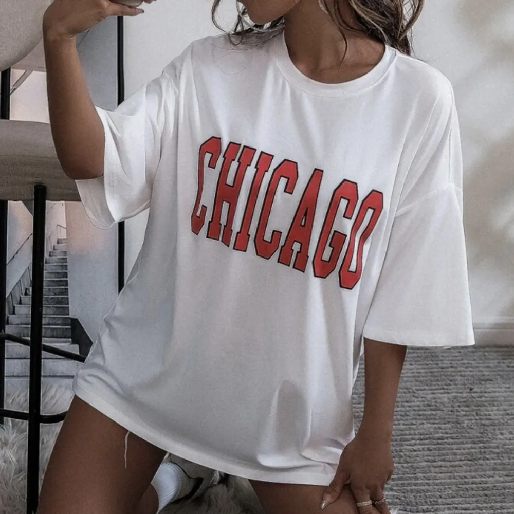 En vit oversized t-shirt med Chicago tryck. Knappt använd. . T-shirts.