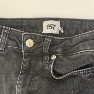 Svarta Jeans  - Helt vanliga svarta jeans. Köpta på lager 157 och är i bra skick. 