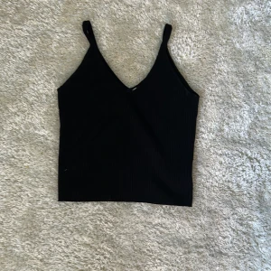 Fin topp med smala band! - Bra skick och kvalitet!
