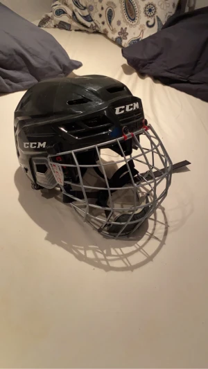 Hockeyhjälm CCM medium  - Storlek M Bra skick  Inte använd på ca 4 år Ligger bara hemma utan nån användning så ser hellre att den kommer till användning hos en ny ägare😃 