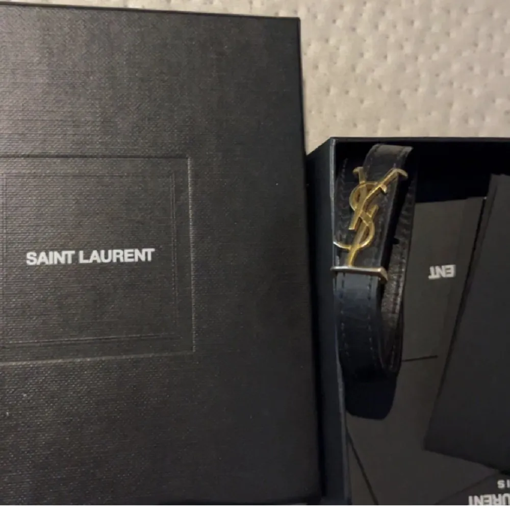 Säljer nu mitt jättefina YSL, Yves Saint Laurent, armband. Jätte fint armband men använder inte guld smycken så ofta och därmed kommer det inte tillräckligt till användning. Pris går att diskutera. Mer bilder eller frågor så skriv privat💕😊. Accessoarer.