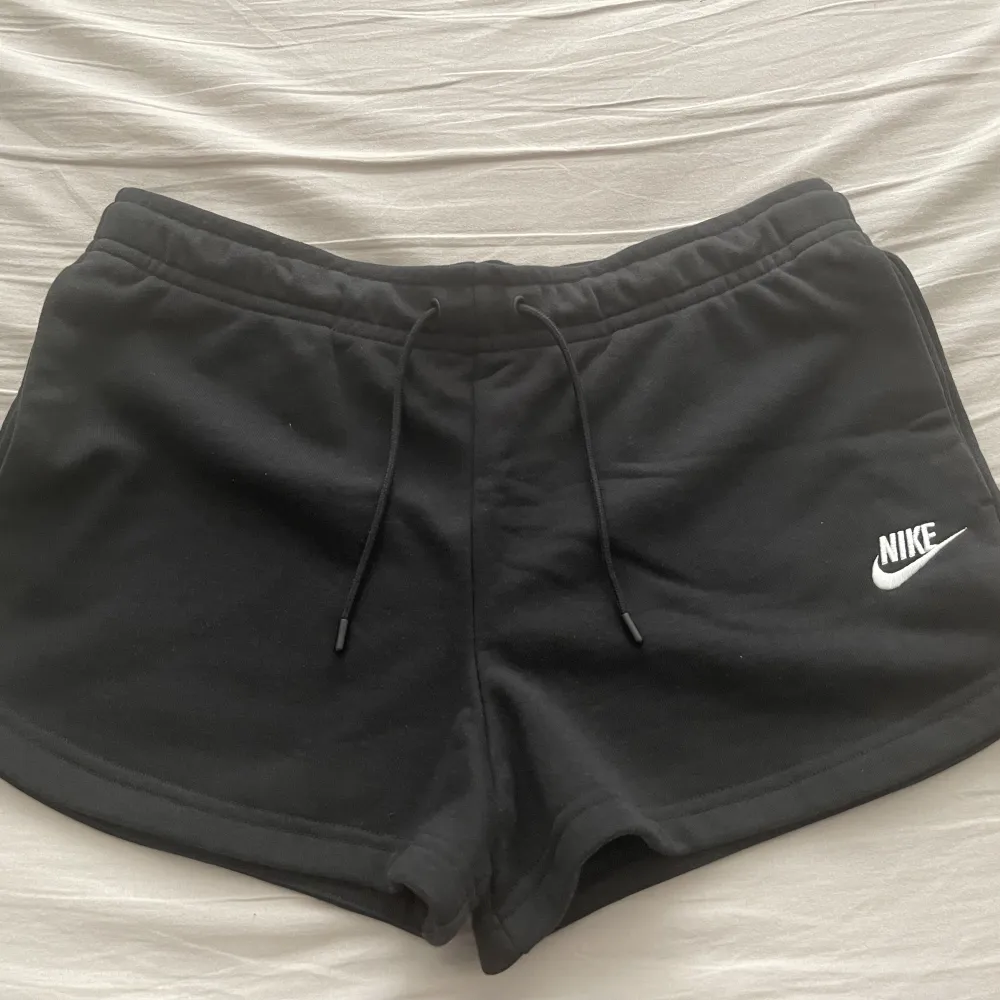 Helt nya/ oanvända svarta Nike shorts, storlek M. Shorts.