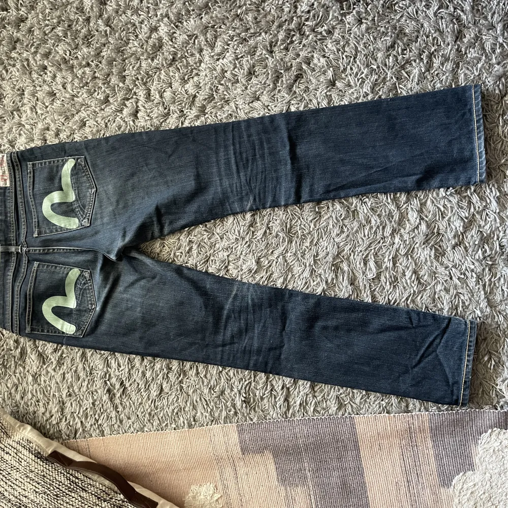 Evisu x Puma jeans som är lagom använda, dem är i relativt bra skick, 7,5/10. Sitter som ”regular fit”.. Jeans & Byxor.
