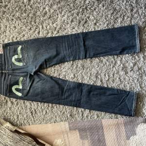 Evisu x Puma jeans som är lagom använda, dem är i relativt bra skick, 7,5/10. Sitter som ”regular fit”.