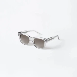 Chili glasögon - Säljer mina helt nya chimi solglasögon då det var fel färg jag önskade mig💕 Aldrig använd och kommer med allt tillbehörligt 