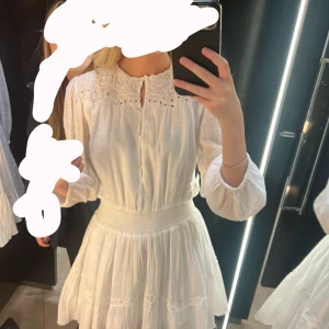 Vit klänning zara - Jag är 172cm den är lite kort i ärmarna på mig, helt oanvänd 