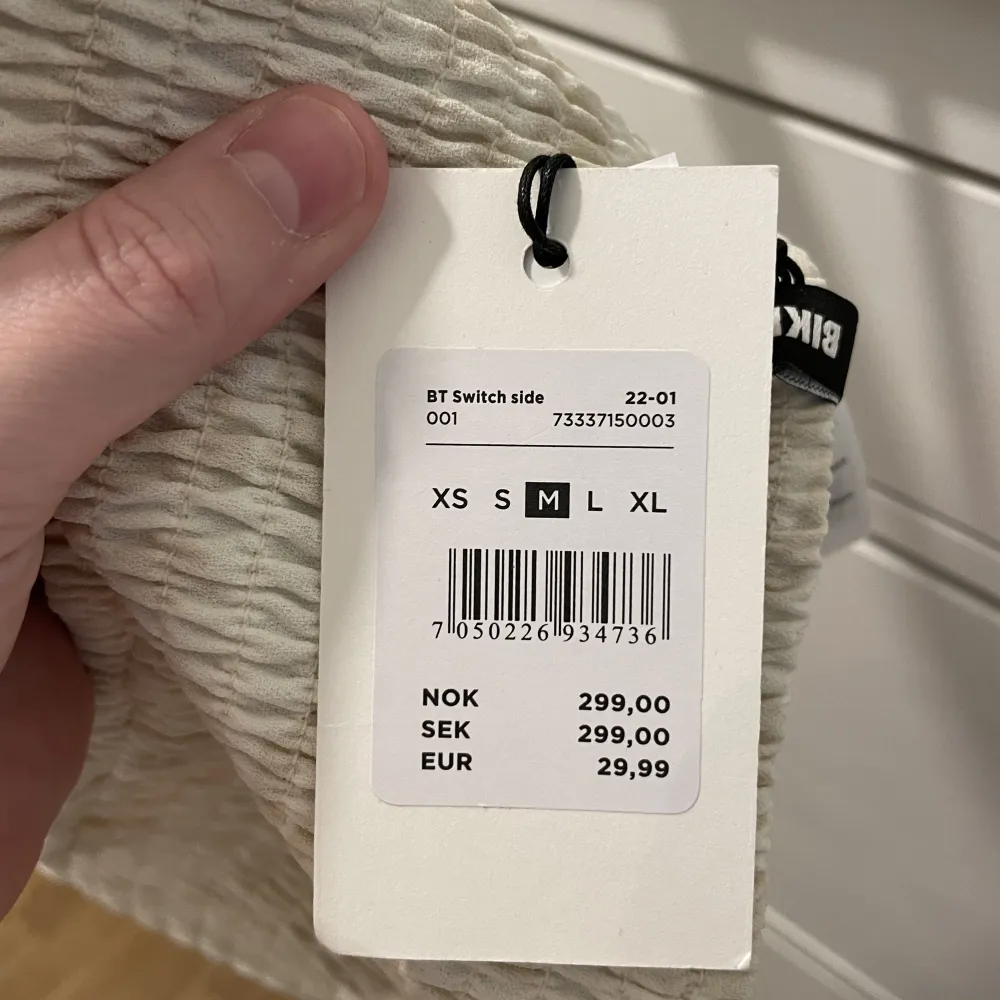 Vändbart linne med halterneck. Ena sidan blommig andra enfärgad beige. Köpt från bikbok. Orginalpris 299kr. . Toppar.