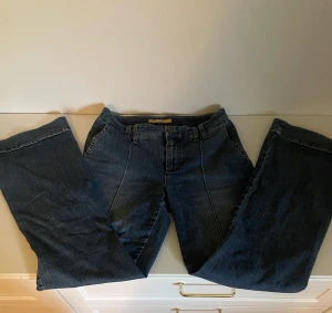 Y2k Jeans  - Vintage MAC jeans i midrise. Jättefina flare jeans i perfekt skick utan defekter. Har en söm som går längs mitten av benet vilket är en jättefin detalj. Buda gärna! 