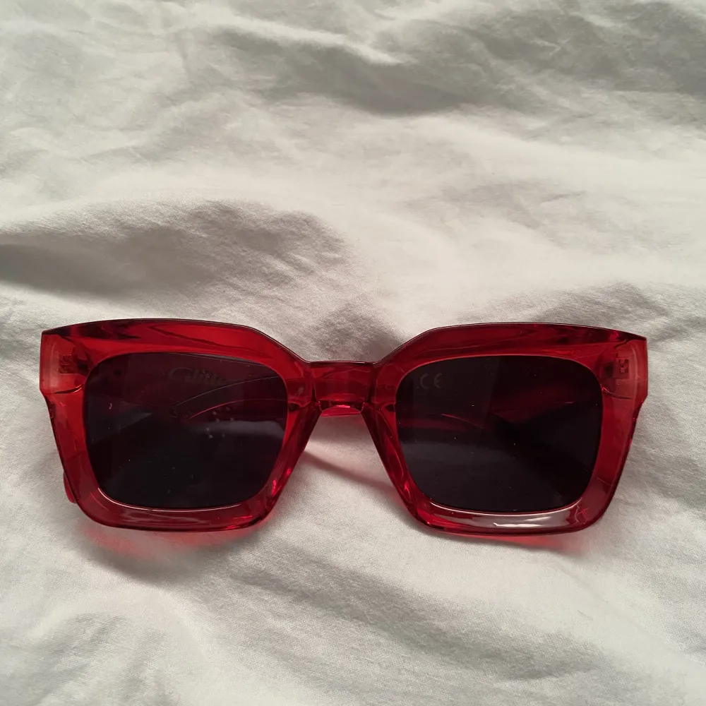 Jätte fina röda solglasögon från Glitter! Sparsamt använda . Övrigt.