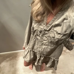 Grön klänning - Superfin grön klänning från Zara som inte kommit till användning! Kan mötas upp i Stockholm, annars står köparen för frakt🤍