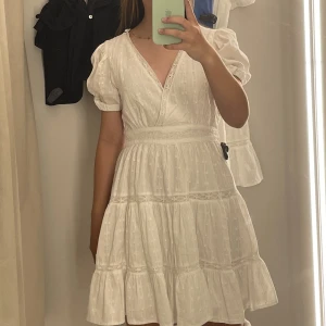 Vit klänning zara  - Intressekoll på min såå fina klänning från zara. Just nu fri frakt. Endast använd 2 gånger. Kanske kan tänka mig byten. 