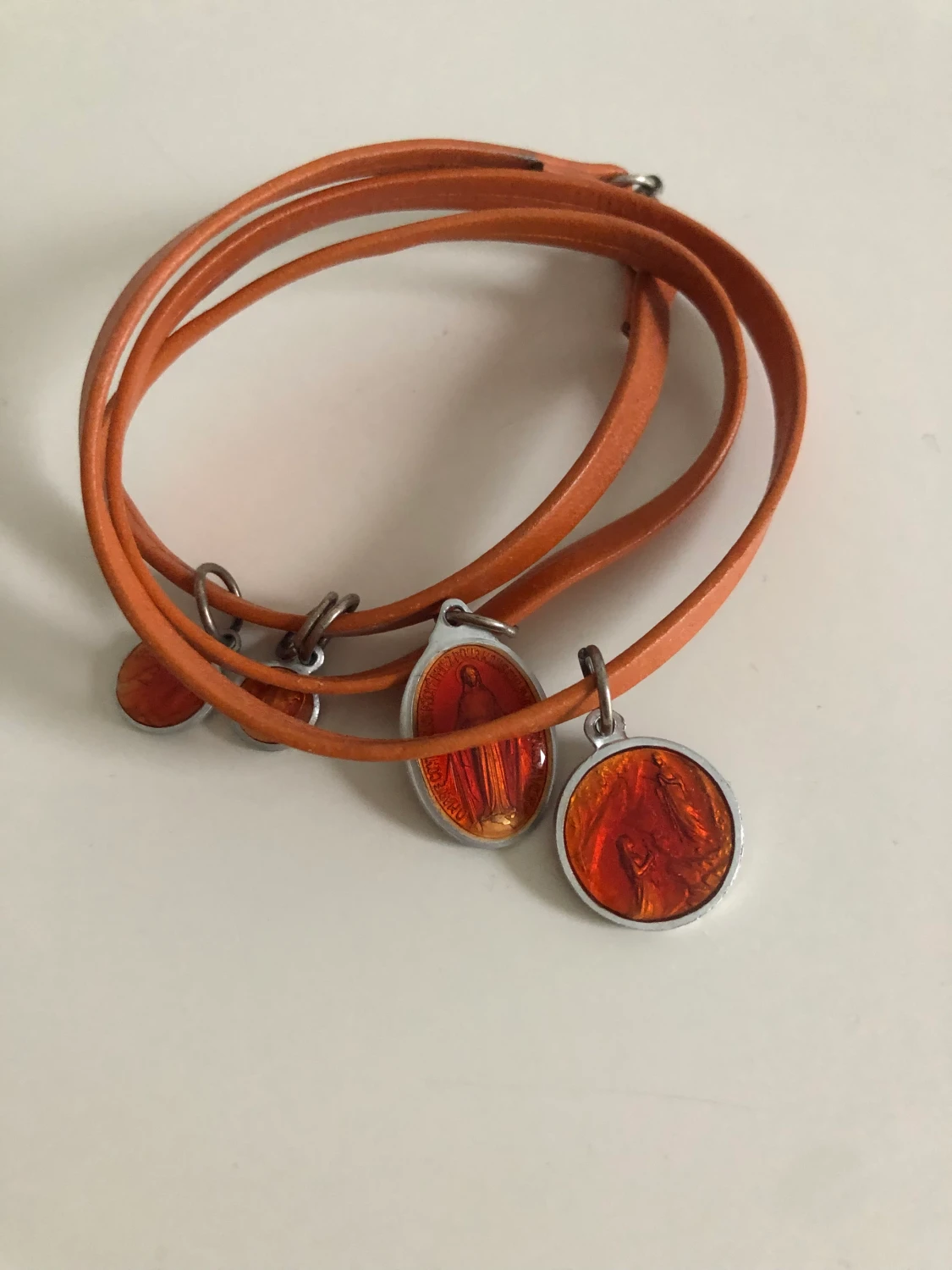 Snyggt armband med berlocker! - 90