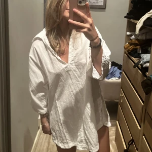 Klänning i Linne - Säljer min magiska klänning i linne från h&m då jag har andra liknande! Kan mötas upp i Stockholm, annars står köparen för frakt🤍