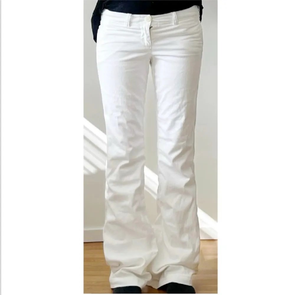 Lågmidjade byxor från Abercrombie & Fitch. Aldrig använda. Storlek 2L, men lite större i storleken (27-29?) Jag är 173 cm för referens. Midjemått 80 cm, innerbensläng 88 cm. Priset går inte att diskutera. Använd gärna KÖP NU om du vill köpa.. Jeans & Byxor.