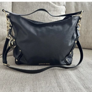 Michael kors väska  - Jätte fin väska, knappt använd. Den är ÄKTA 