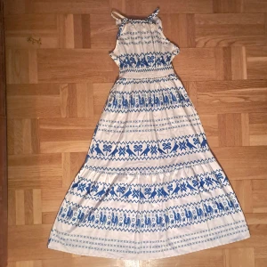 Blå-vit klänning  - Söt, somrig, blå-vit klänning i storlek S/36. Materialet liknar det i badkläder (nylonfiber eller polyester) Oanvänd! :) 