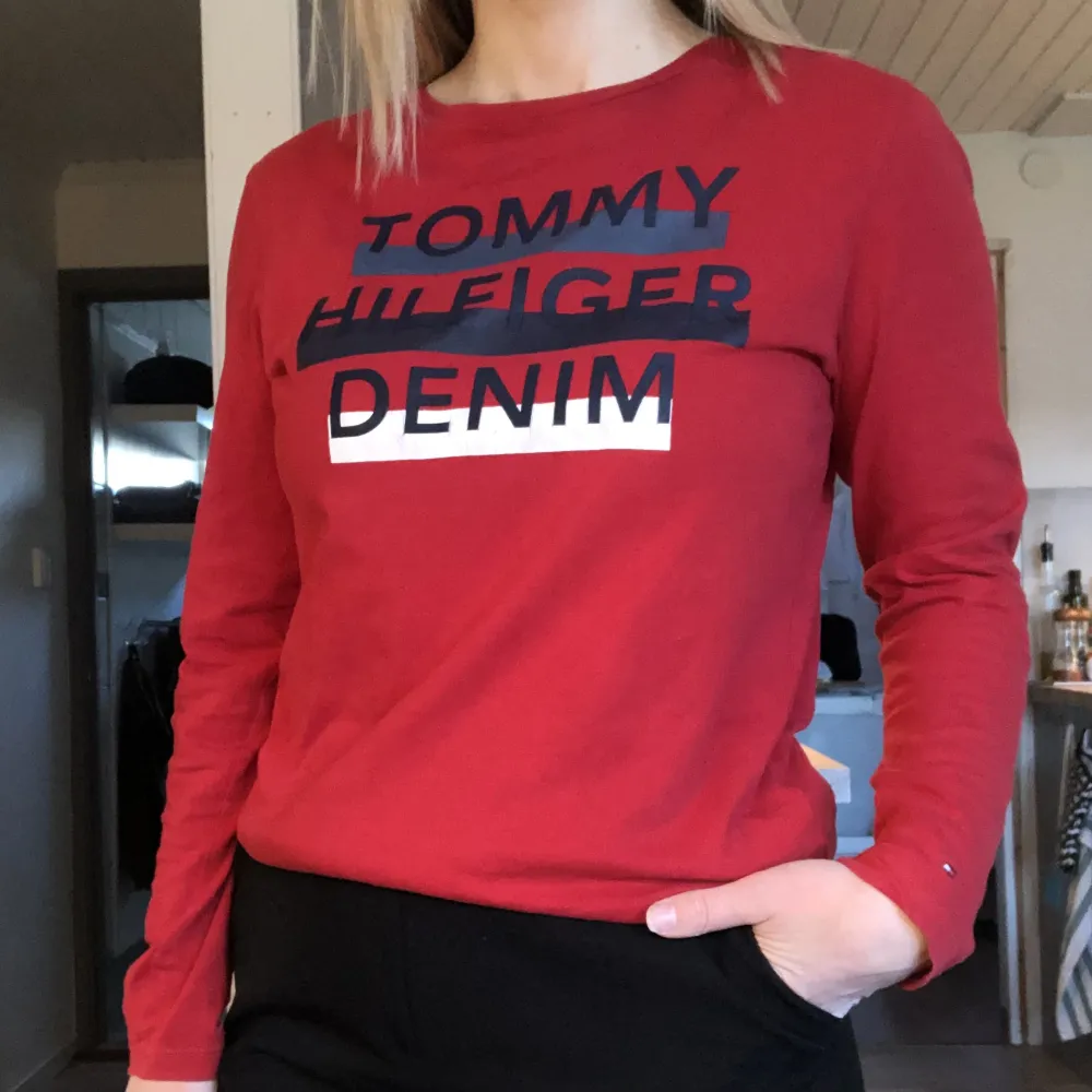 Röd långärmad tröja från Tommy Hilfiger Denim. Använd endast några gånger.. Tröjor & Koftor.