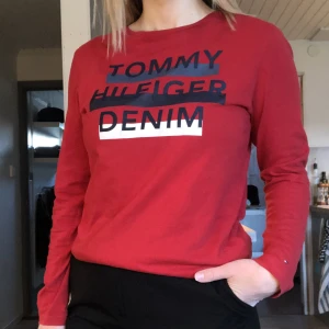 Röd långärmad - Tommy Hilfiger - Röd långärmad tröja från Tommy Hilfiger Denim. Använd endast några gånger.