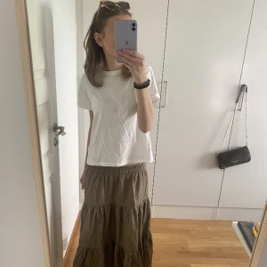 Lång kjol - Jag tror jag vill sälja min gröna långkjol för att den är lite kort för mig. Jag har använt den två gånger så den är i bra skick och ni kan skriva prisförslag om ni är interesserade. Den har en stretchiga midja så den passar från Xs-m/l