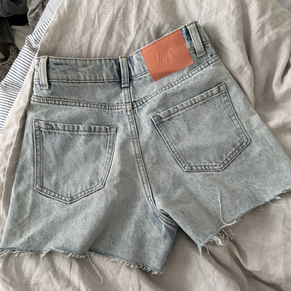 Denim shorts från Zara!! Storlek 32. Shorts.