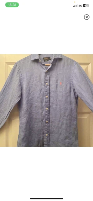 Ralph Lauren Linne skjorta - Tjena! Säljer nu min 100 % linne skjorta från Ralph lauren i strl S som är perfekt till sommaren. Skicket är 8/10 och mycket väl omhändertagen! Ifall ni har minsta lilla fundering så är det bara att höra av sig!