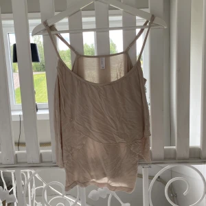 Linne - Ett linne med lite skurna detaljer framtill. Bomullsmaterial.