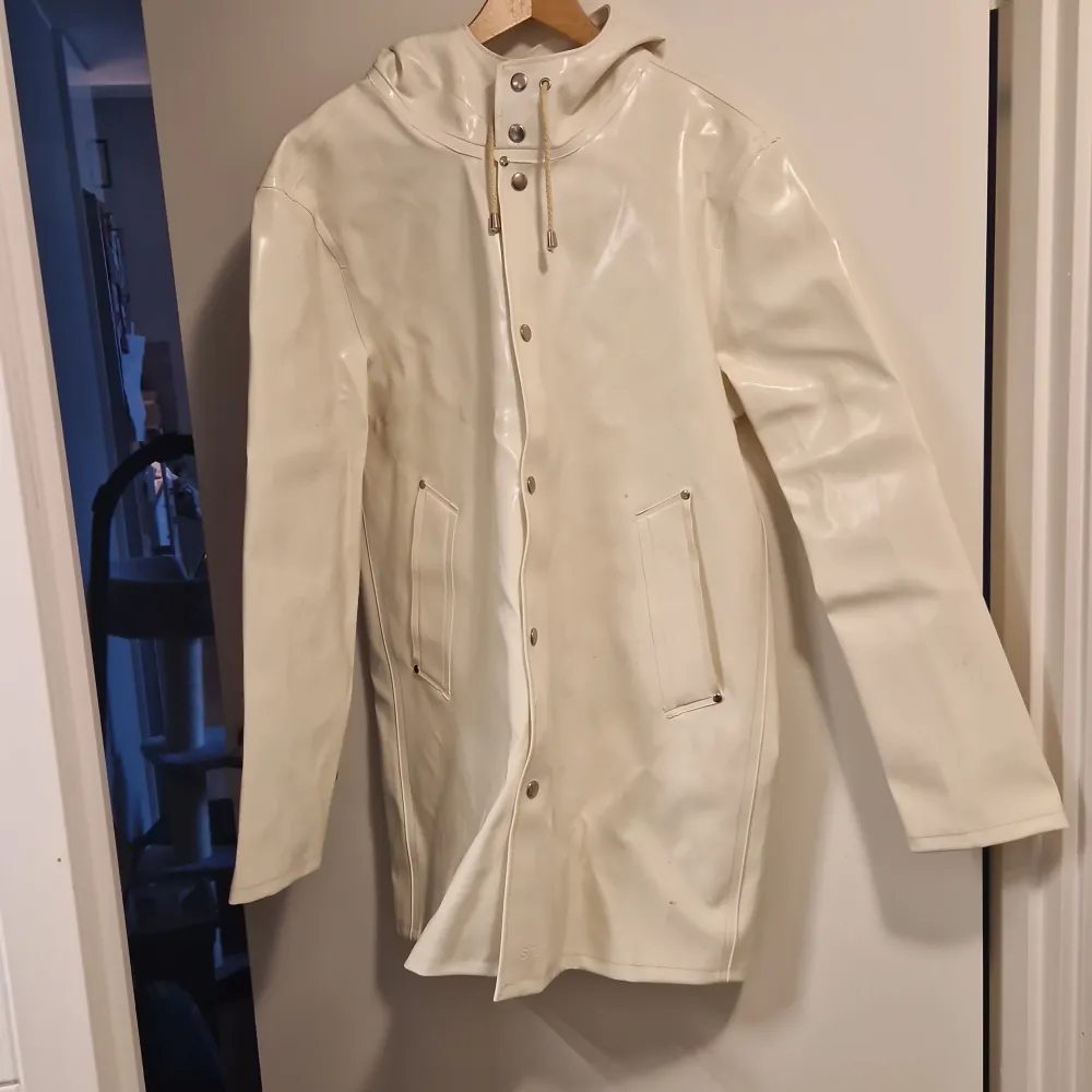 2 year old raincoat from Swedish brand Stutterheim, sparsely used and in great condition. . Jackor.