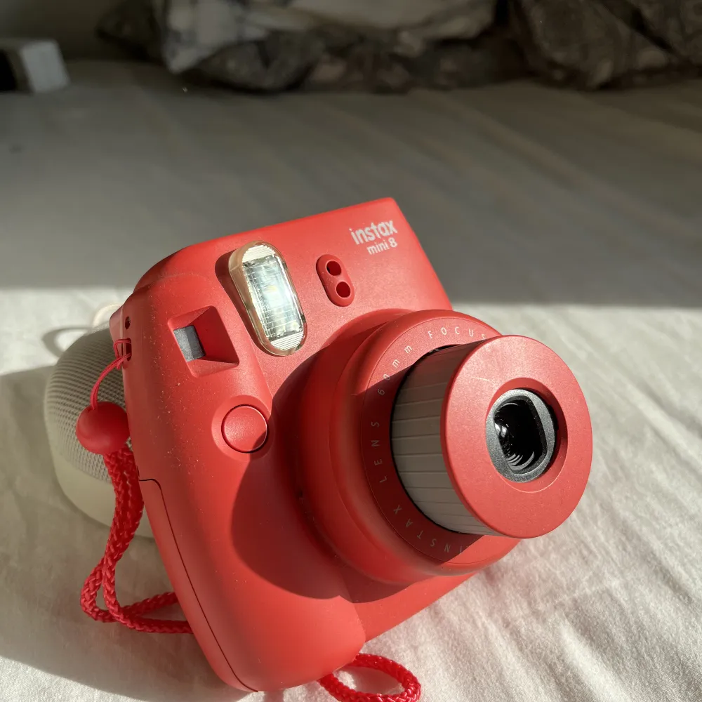 En mörkrosa polaroidkamera som knappt är använd. 20 bilder medföljer.🫶🏻. Övrigt.