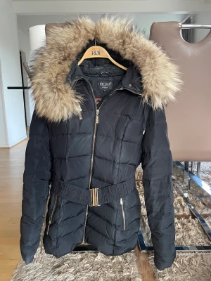 Hollies jacka - Köpt förra vintern från Hollies i Stockholm, jackan är knappt använt och är i nyskick. Psst, äkta päls.