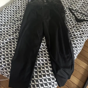 Stussy byxor - Stussy kostymbyxor i storlek 33, sitter baggy 