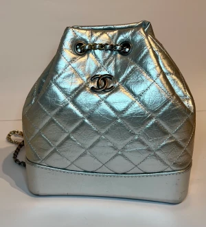 Gabrielle Leather backpack small  - Chanel Gabrielle inspirerad ryggsäck i storlek small. Silver färgat skinn med guld och silver oxiderat hardware. Mått: 20.3 x 8.3 x 15.2 cm  Bästa kvalité med kommer dust bag. 
