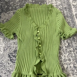 Söt grön ribbad topp  - Stretchig och söt grön topp i storlek S men passar perfekt för någon med XS lika väl 😊