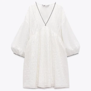 Zara Klänning  - Oanvänd klänning från zara. Har fortfarande prislappen på. Köpt för 579kr säljer för 450kr. Pris kan diskuteras!
