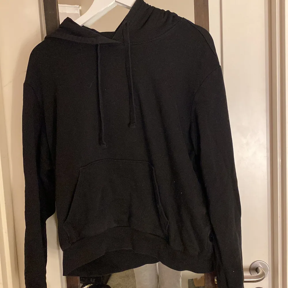 Säljer denna svarta hoodie ifrån hm som slutar ungefär vid naveln då den inte används. Jag står ej för kostanden på frakten.. Hoodies.