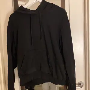 Säljer denna svarta hoodie ifrån hm som slutar ungefär vid naveln då den inte används. Jag står ej för kostanden på frakten.