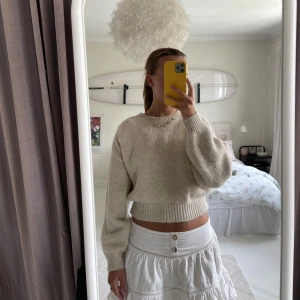 Kort stickad tröja  - Stickad kortare tröja från Zara i storlek small. Väldigt lite använd och har inga noppor. Nytvättad och har inga defekter. Väldigt fin till kjol och lågmidjade jeans.