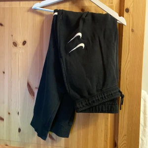 Nike Swoosh mjukisar - Nike swoosh mjukis byxor i storlek M. Använda utan defekter eller likande, bara lätt sliten. Mycket sköna! 