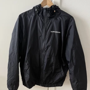 Calvin Klein Allvädersjacka/ Regnjacka  - Snygg allvädersjacka från CK.  Sparsamt använd. 