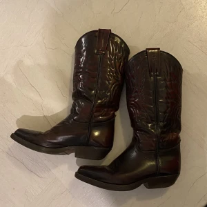 cowboy boots - mycket bra skick! Jag hitta ingen storlek men jag skulle säga att det är 38/39! skriv privat för fler frågor!🫶  pris kan diskuteras! 