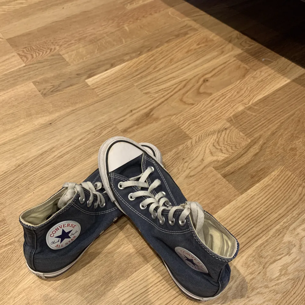 Äkta blåa Converse i storlek 39. De kommer inte till användning och därför säljer jag de. Skorna är använda fåtal gånger.  Jag kan gå ner i pris vid snabb affär! . Skor.