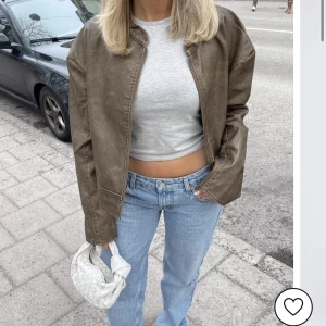 Skinnjacka - Säljer denna supersnygga PU-Biker jacka från Nelly i färgen brunt. Endast använd nån enstaka gång.  Helt slutsåld  Nypris 899:-  Priset är diskuterbart vid snabb affär.🫶🏻