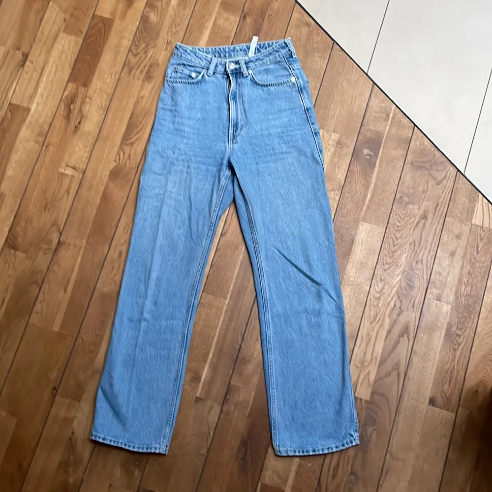 Ett par WEEKDAY jeans, har använts fåtal gånger, har inga slitage är som nya. . Jeans & Byxor.