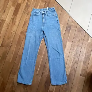 Ett par WEEKDAY jeans, har använts fåtal gånger, har inga slitage är som nya. 