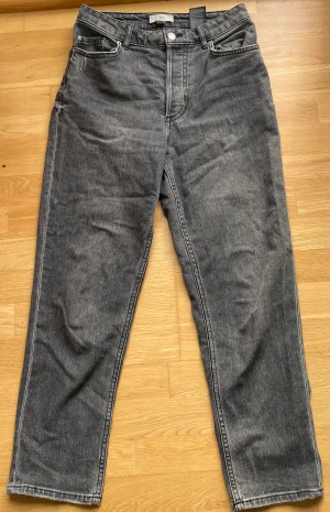 Slim Mom Ankle Jeans - Grå jeans från H&M använda men i fint skick. Köpta för 300💗