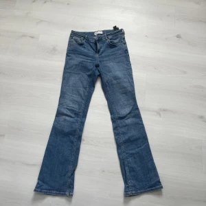 Zara jeans - Mina blåa favorit zara jeans säljer jag nu för att dom är för stora för mig och för att jag har ett likadant par. Byxorna är använda men har tagit hand om dom bra så finns inga skador 